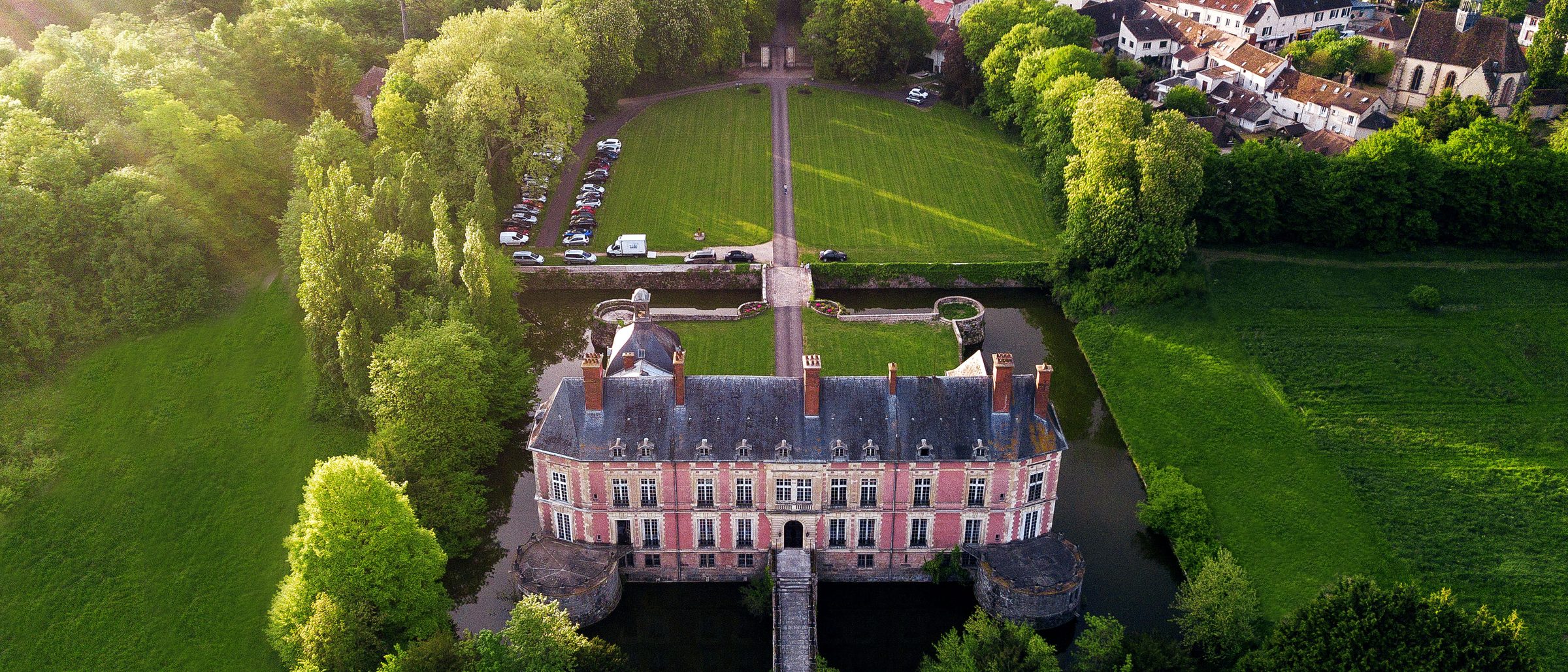 Le château et ses cinquante-quatre hectares vus du ciel