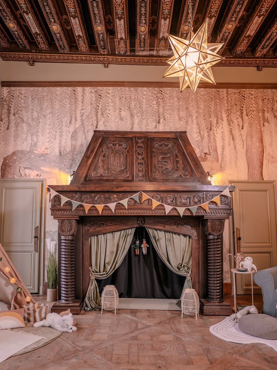 Un salon décoré pour un baptême, lanterne étoilée et tentures claires