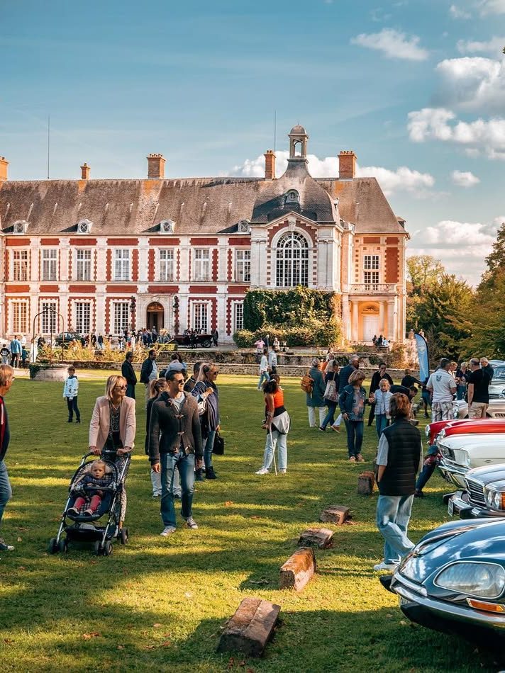 Un rassemblement de voitures anciennes sur la pelouse devant le château