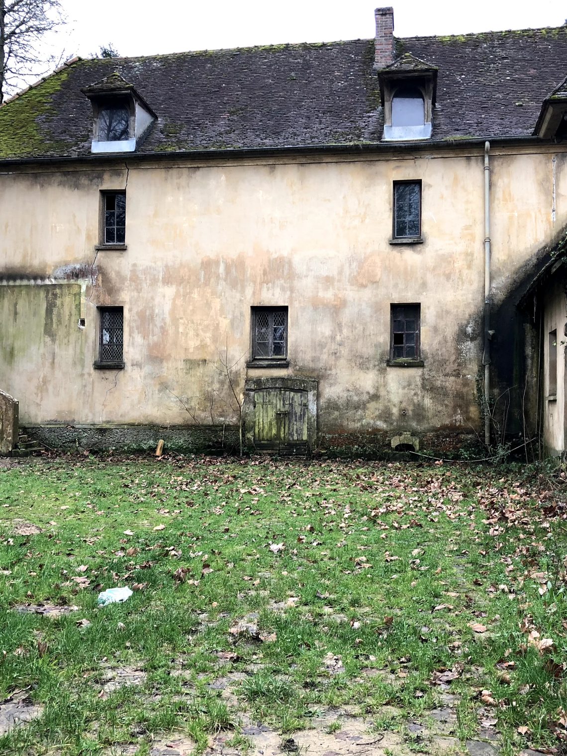 Un bâtiment de ferme non restauré dans la cour