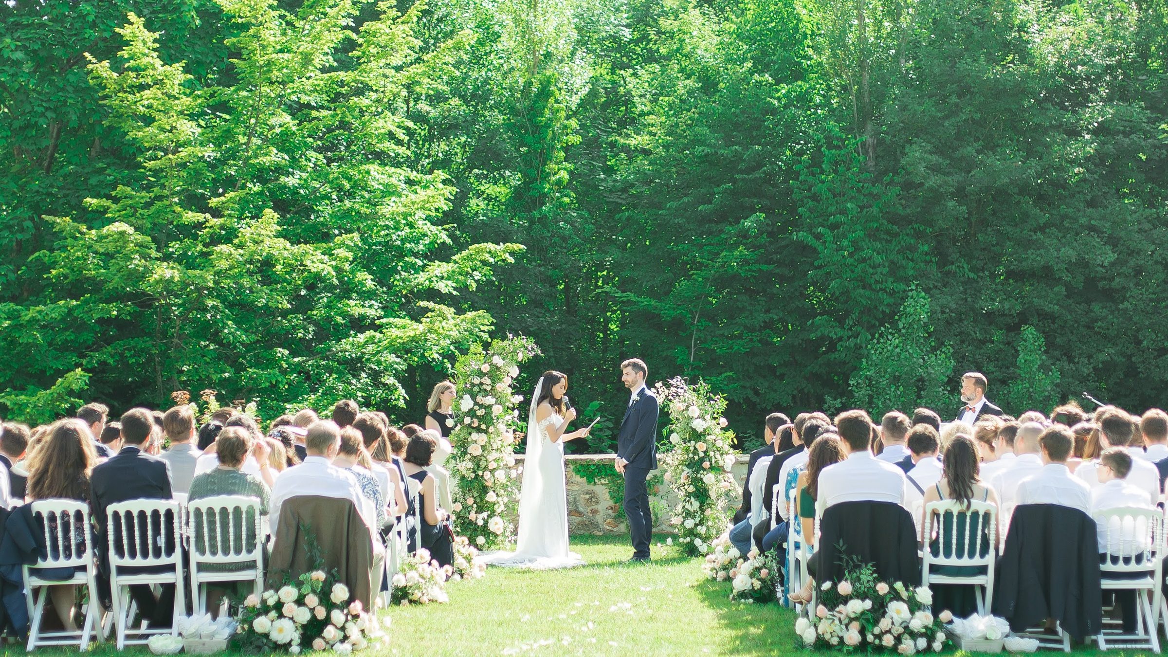 Une cérémonie de mariage dans le parc