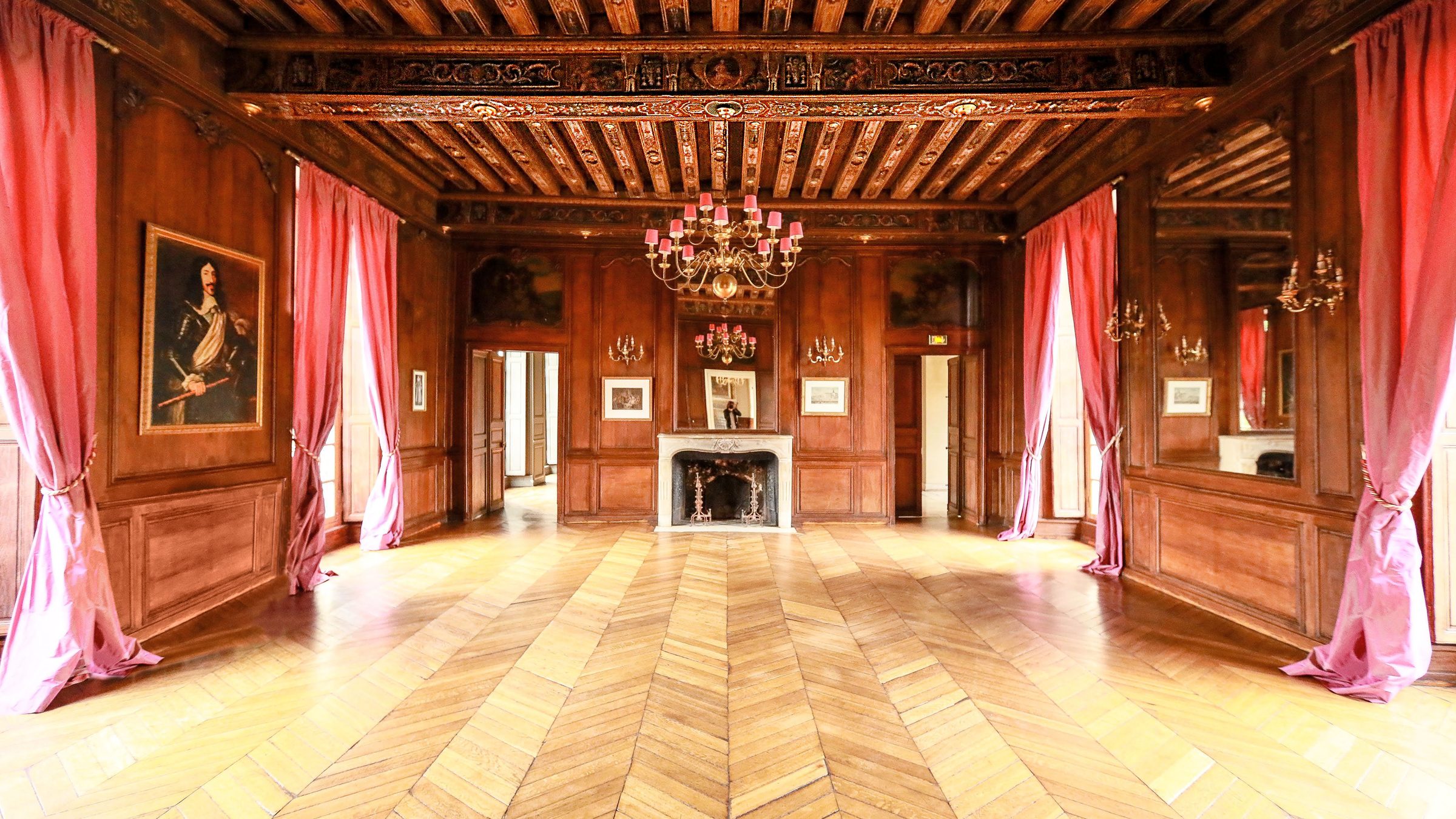La salle de bal, parquet d'origine et cheminée