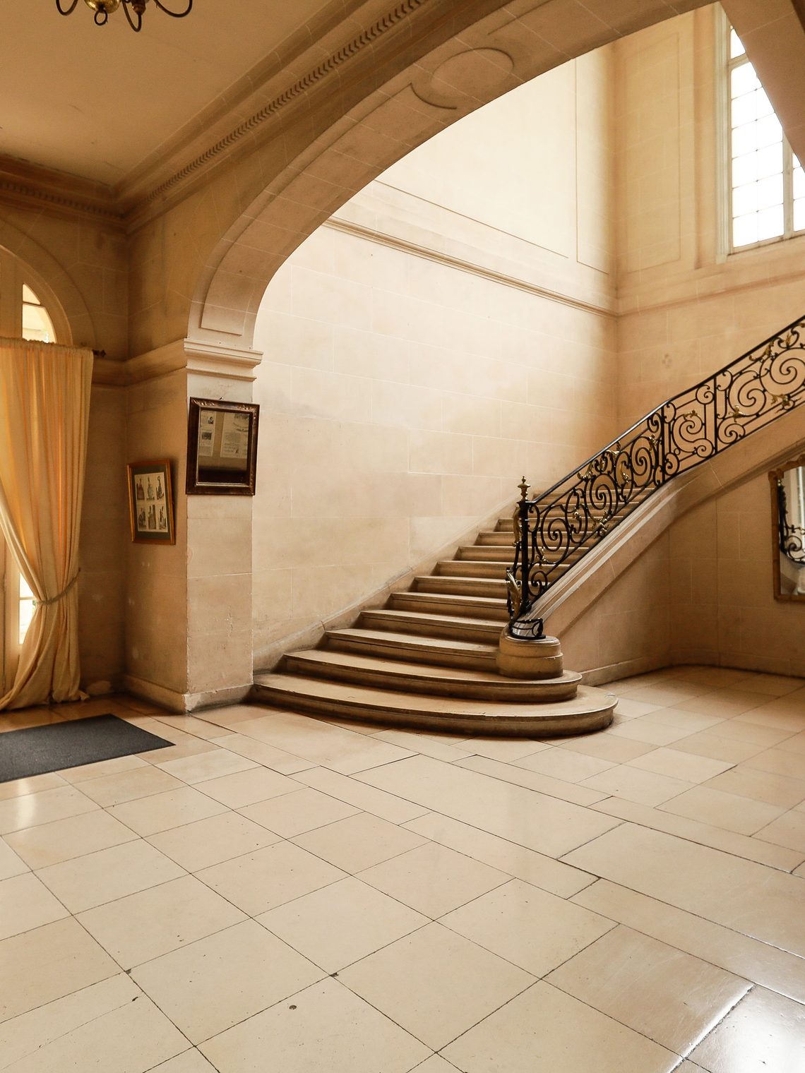Le grand hall et son escalier de pierre