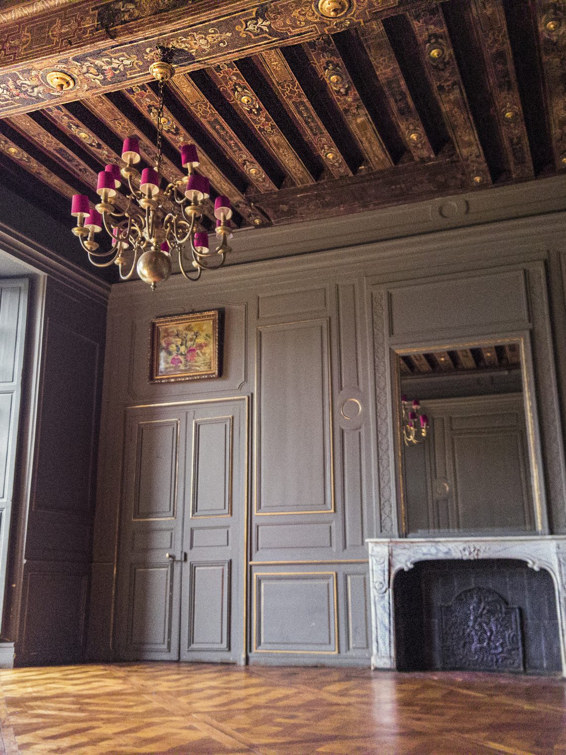 Le salon gris, boiseries et cheminée dans la lumière du matin