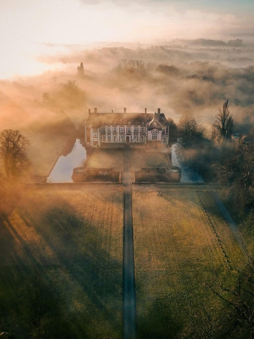 Les prairies émergeant de la brume au lever du jour