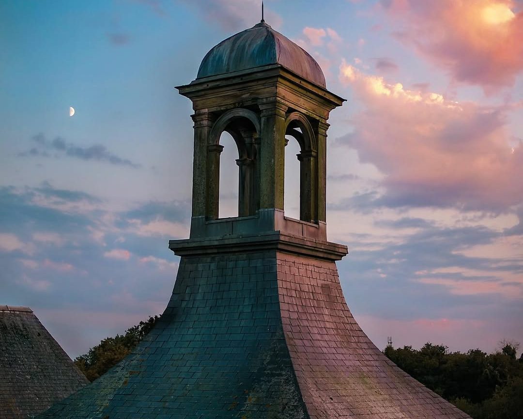 Le lanternon du toit se découpant sur un ciel de fin de journée